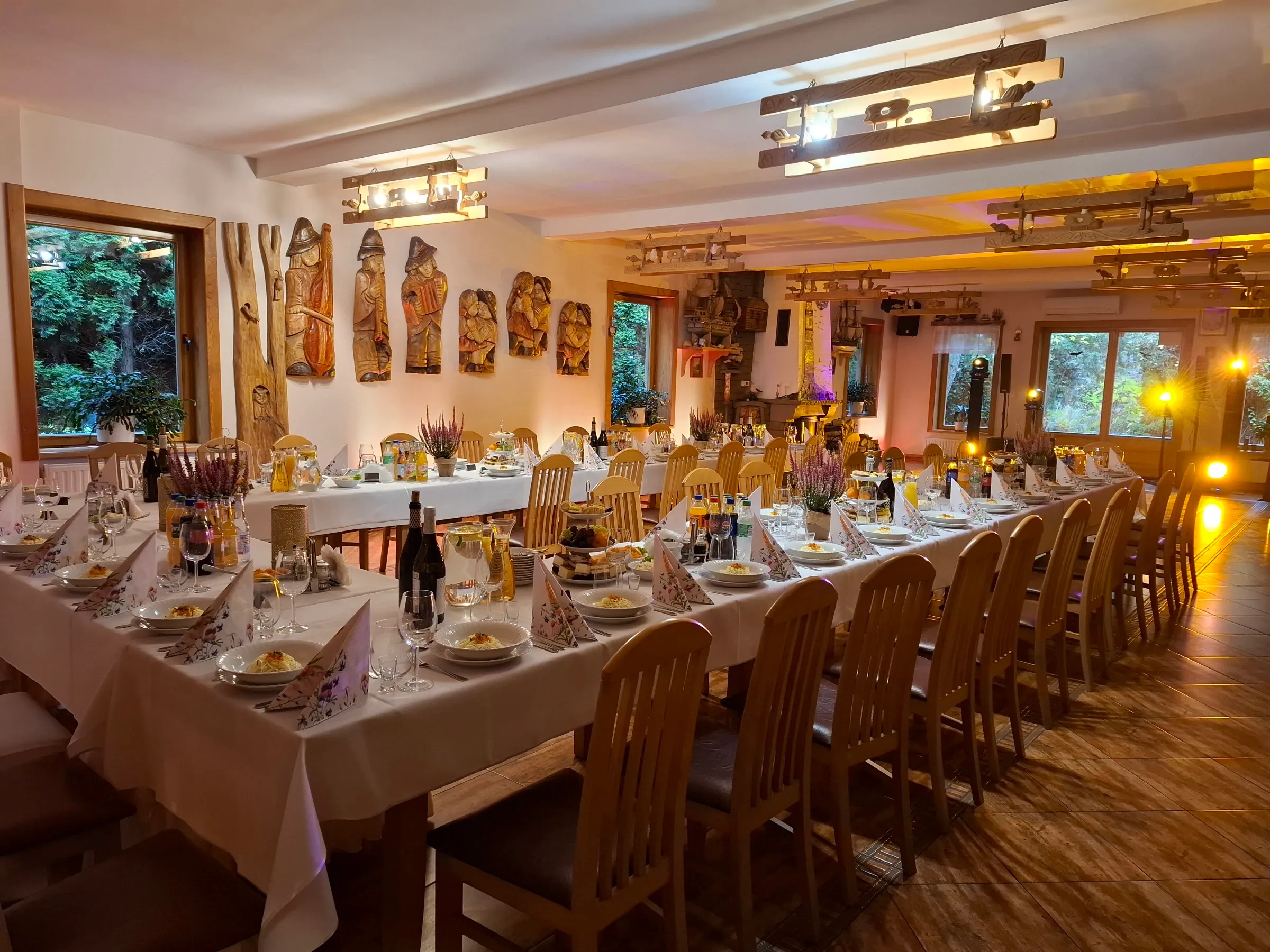 Sala przygotowana na przyjęcie